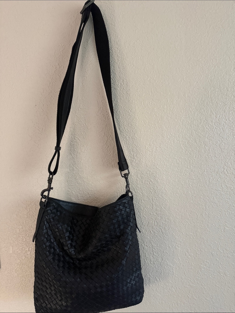 Bottega Veneta Black Intrecciato Leather Messenger Bag - Picture 2 of 4